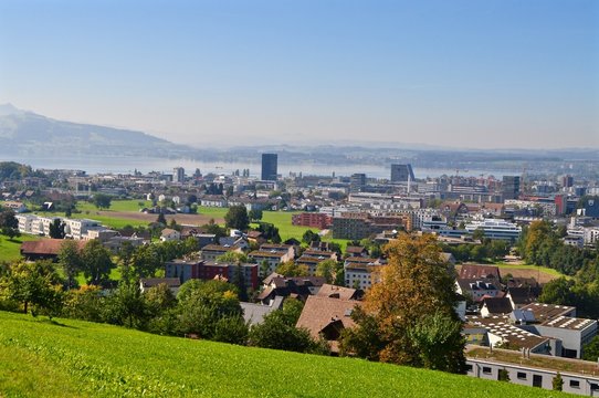 Blick auf die Stadt Zug am Zugersee bis in den Aargau im Hintergrund, Schweiz
