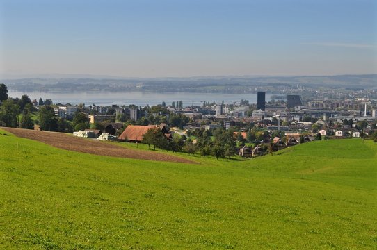 Sch&ouml;ne Aussicht auf die Stadt Zug und den Zugersee, in der Zentralschweiz, Schweizer Finanzstadt