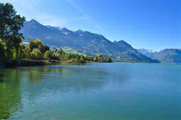 Sarnersee vom Seeufer der Stadt Sarnen aus fotografiert. Schweizer Berge im Hintergrund vor dem blauen See