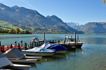Naklejka premium Boote an Hafen im Sarnersee, im Kanton Obwalden mit Schweizer Berge im Hintergrund