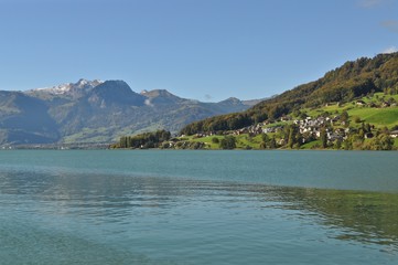 Blick &uuml;ber den Sarnersee bis zu den Schweizer Bergen und dem Berg Brienzer Rothorn