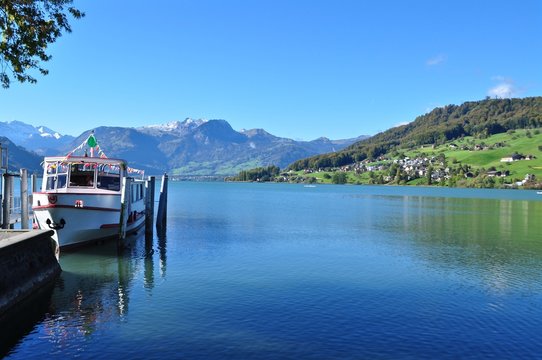 Passagierschiff an Schiffsteg, am Sarnersee im Kanton Obwalden. Im Hintergrund die Schneeberge vom Berner Oberland