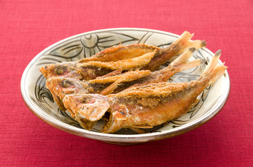 グルクン（タカサゴ）の唐揚げ
