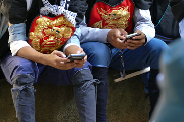 スマホをいじる祭りの参加者