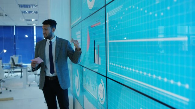  Businessman giving a presentation at a business conference