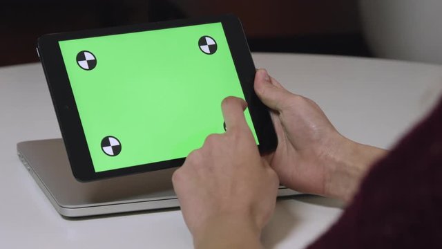Using tablet with green screen at a desk