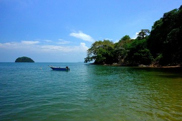 Boot vor Insel in Thailand