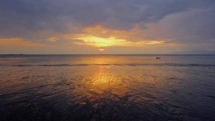 Sonnenuntergang am leeren Strand in Thailand