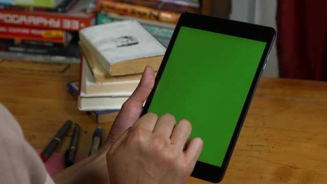 Using tablet with green screen at a desk