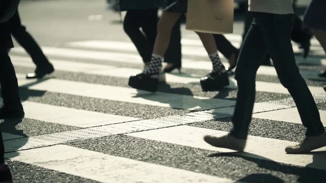 人物、通勤、ラッシュ、東京、ビジネスマン、サラリーマン、歩く、動画素材、横断歩道、足元、ハイスピード、スーパースロー