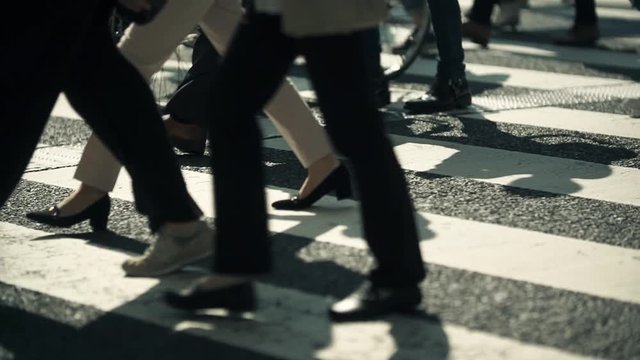 人物、通勤、ラッシュ、東京、ビジネスマン、サラリーマン、歩く、動画素材、横断歩道、足元、ハイスピード、スーパースロー