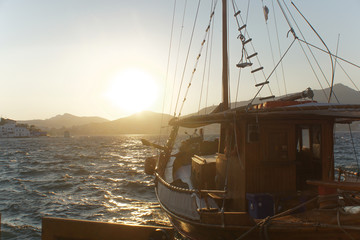 Coucher de soleil sur un caïque de pêche grec