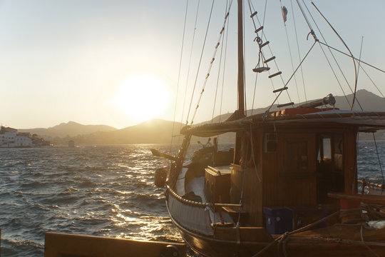 Coucher de soleil sur un ca&iuml;que de p&ecirc;che grec