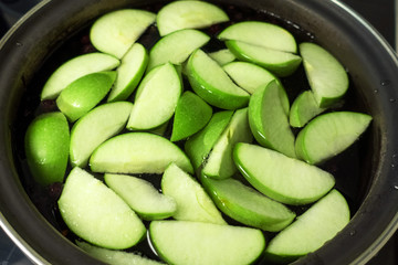 cooking of apple compote