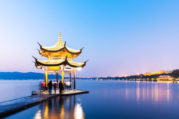 Obraz premium beautiful scene of lake with pavilion at twilight