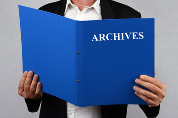 Homme consultant le dossier archives