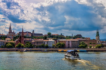 Fototapeta na wymiar Budapest, Donau und Buda-Ufer