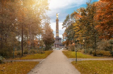  Die Siegessäule in Berlin gesehen vom Tiergarten im Herbst © moofushi