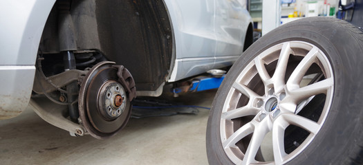 Auto, Reparatur der Bremsen, Reifenwechsel 