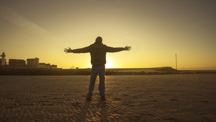 Fototapeta premium Open Arms Into The Sun