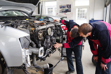 Automechaniker bei der Arbeit, Autowerkstatt 