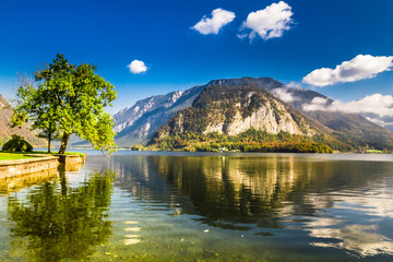 Obraz premium Lake in the summer Alps, Hallstatt, Austria