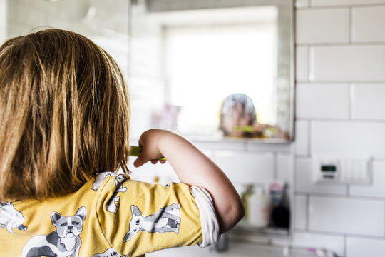 Small girl (2-3) brushing teeth