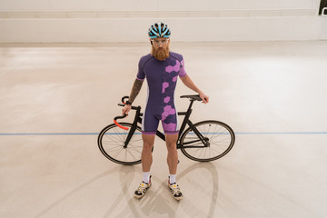 Naklejka premium cyclist in helmet with bicycle