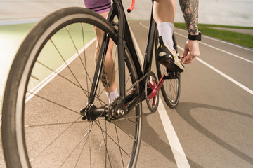 Naklejka premium cyclist tying shoe