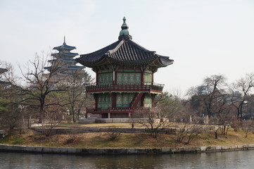 서울 - 2016년 12월 25일 : 경복궁 향원정을 옆에서 바라보다. (한국, 서울) [Seoul-December 25, 2016 : Watching the Gyeongbokgung Hyangwonjeong from the side. (South korea, Seoul)]