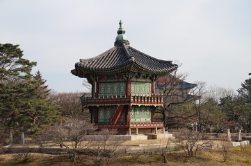 Fototapeta premium 서울 - 2016년 12월 25일 : 경복궁 향원정을 옆에서 바라보다. (한국, 서울) [Seoul-December 25, 2016 : Watching the Gyeongbokgung Hyangwonjeong from the side. (South korea, Seoul)]