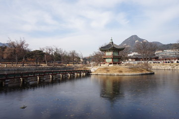 Fototapeta premium Seul, 25 grudnia 2016: Oglądanie Hyangwonjeong w pałacu Gyeongbokgung z boku. (Seul, Korea) [Seul, 25 grudnia 2016 r .: Oglądanie Gyeongbokgung Hyangwonjeong z boku. (Korea Południowa, Seul)]