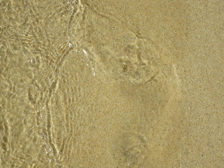 onde del mare sulla spiaggia