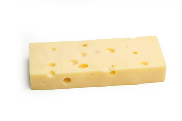 Queso emental en trozo sobre fondo blanco aislado. Vista superior