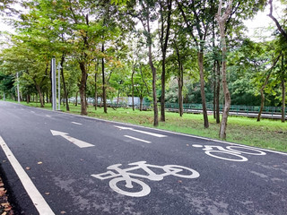 Obraz premium Bike lanes in the park