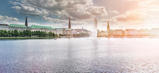 Alster See Binnenalster Panorama in Hamburg, Deutschland unter schönem Himmel © Christian Horz