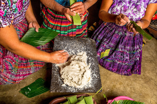 San Pedro la Laguna, Guatemala: Mayan women in traditional wear preparing food together