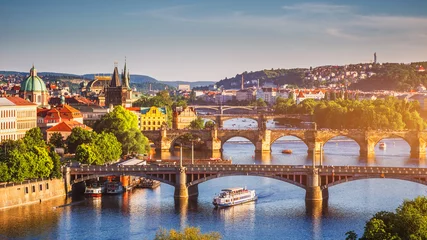 Photo sur Plexiglas Pont Charles Vue aérienne panoramique du coucher du soleil de printemps sur l& 39 architecture de la jetée de la vieille ville et le pont Charles sur la rivière Vltava à Prague, en République tchèque