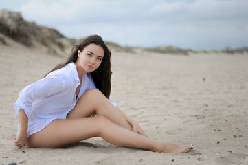 Fototapeta na wymiar girl on the beach