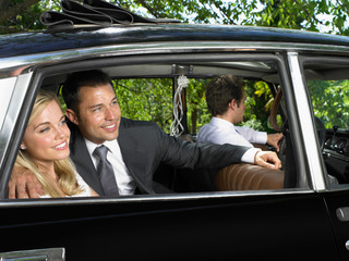 Wedding couple in car © Image Source RF