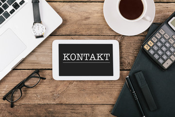 Naklejka premium Kontakt auf Tablet Computer über Büro Schreibtisch