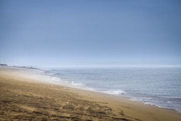 Fototapeta na wymiar Kilometerlanger Einsamer Strand Meer Selektive Schärfe