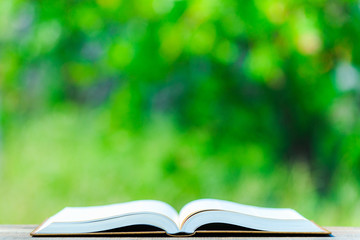 本と緑ボケ背景