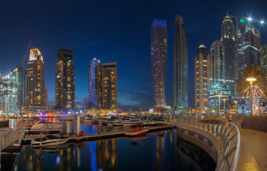 Fototapeta na wymiar DUBAI, UAE - MARCH 25, 2017: The evening Marina towers.