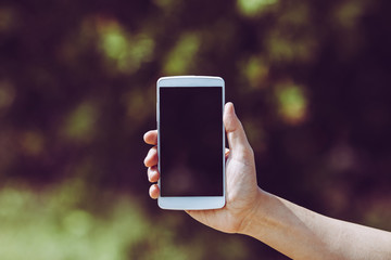 スマートフォンと緑背景