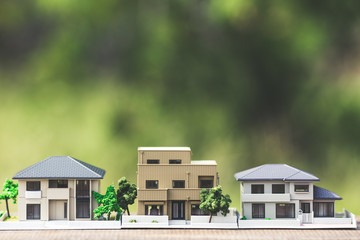 Fototapeta na wymiar 住宅模型と緑ぼかし背景