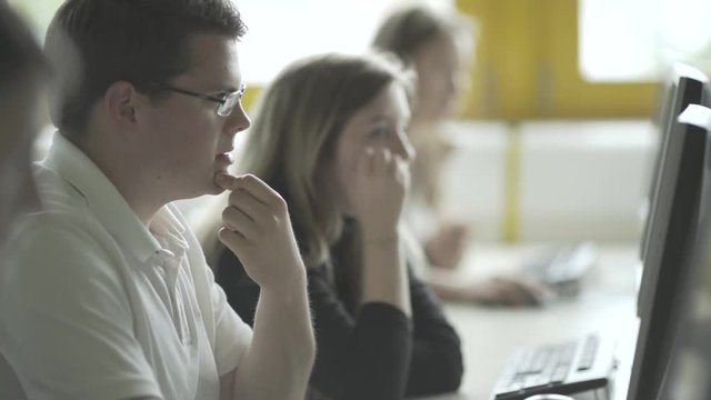 Sch&uuml;ler am PC l&ouml;sen Aufgaben