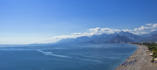 Fototapeta na wymiar Panoramic view on Antalya beach, mountains and Mediterranean Sea from the Ataturk park. Antalya, Turkey
