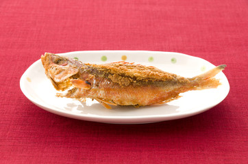 グルクン（タカサゴ）の唐揚げ