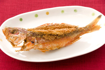 グルクン（タカサゴ）の唐揚げ